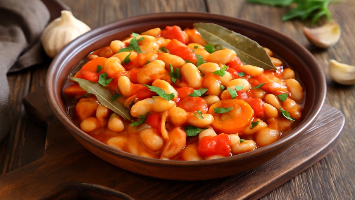 Фасоль, тушёная с овощами и чесноком