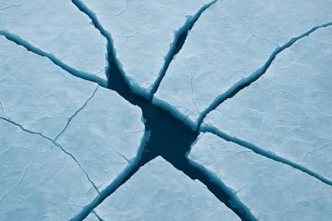 Треснувший лёд