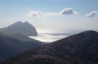 Монолит Каламос поднимается на 400 метров и доминирует над Анафи