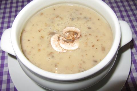 Сливочный суп из маслят готовят с молоком, сливками и овсяными хлопьями
