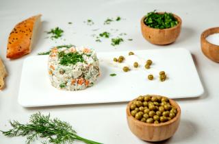 Оливье с курицей сохраняет вкус традиции, но становится легче — кулинары