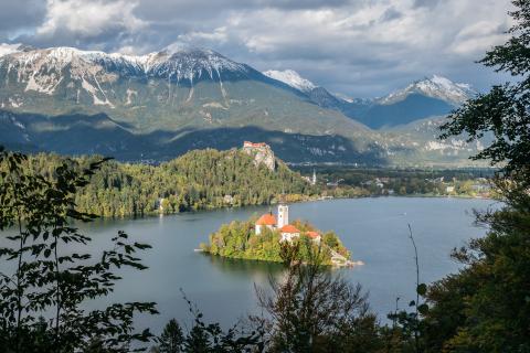Российский турист сообщил, что в Словении девушки загорают у моря и носят короткие джинсовые шорты