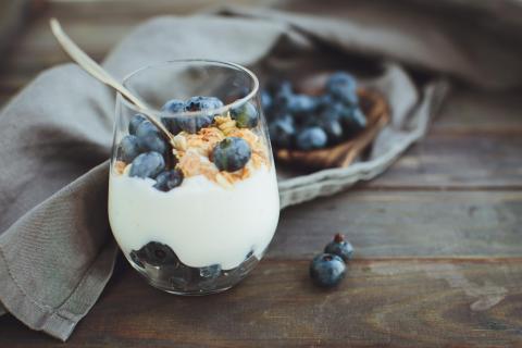 Мёд в йогурте с черникой помогает поддерживать энергию — гастроэнтерологи