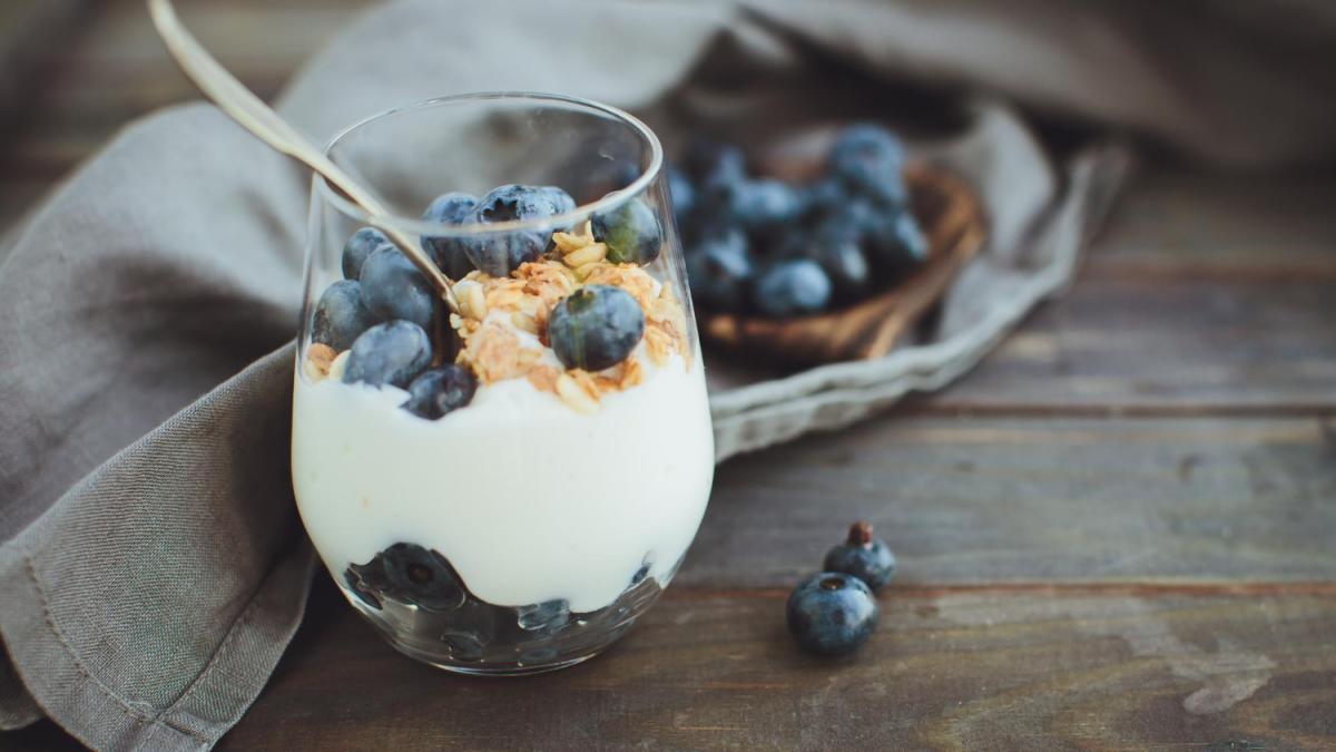 Йогурт с черникой