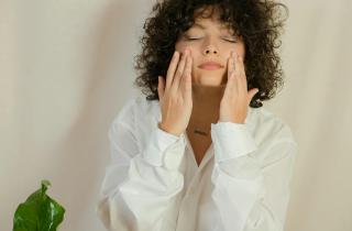 Аромамасла помогают уменьшить мимическое напряжение и тусклость кожи — BeautyHack