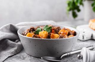 Мясо дикого оленя требует длительного тушения для мягкости — шеф-повара