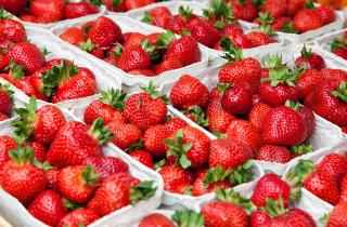 Клубника улучшает пищеварение благодаря клетчатке — нутрициологи.