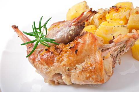 Кролик в сметане считается традиционным блюдом русской кухни