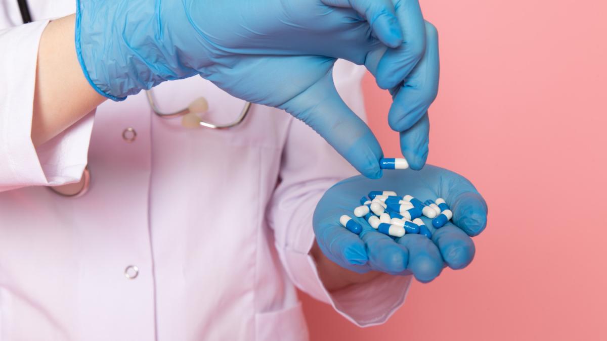 Таблетки в руке