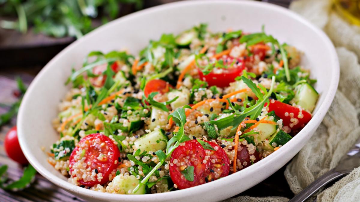 Салат с киноа и овощами