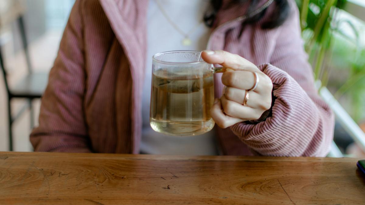 Человек, пьющий травяной чай для иммунитета