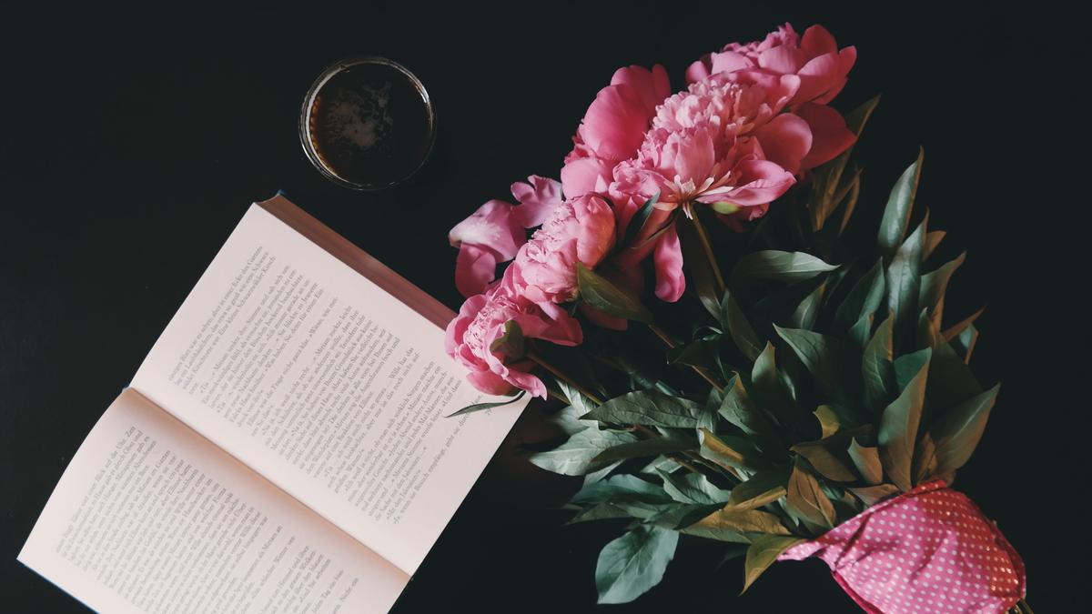 Цветы и книга Цветы и книга
