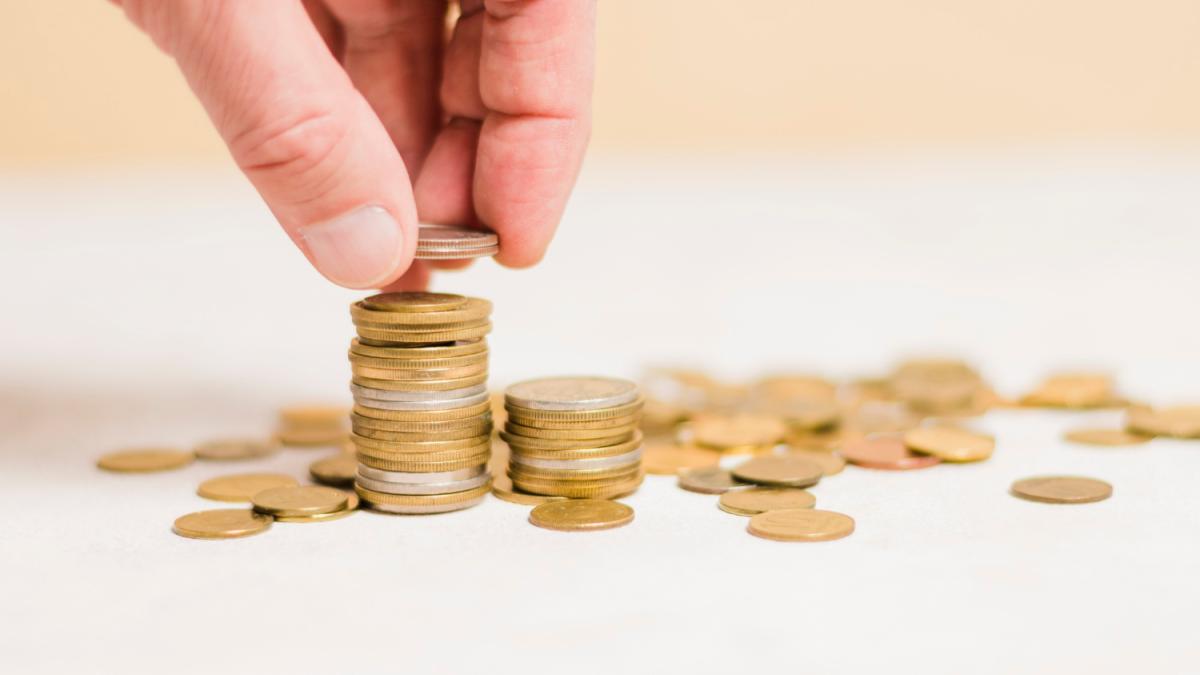 Бизнесмен рассчитывает деньги