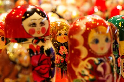 В Москве мужчина атаковал декоративные матрешки — полиция