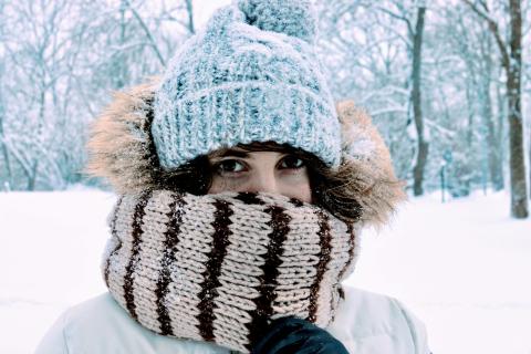 Женщина в шарфе зимой