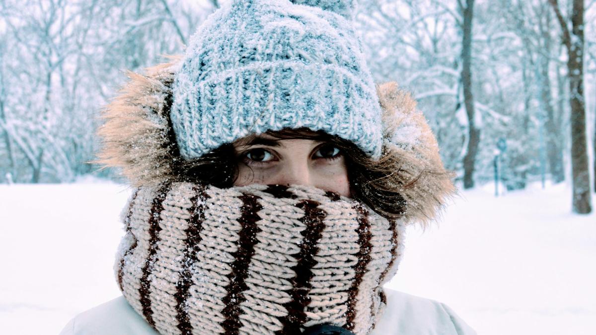 Женщина в шарфе зимой