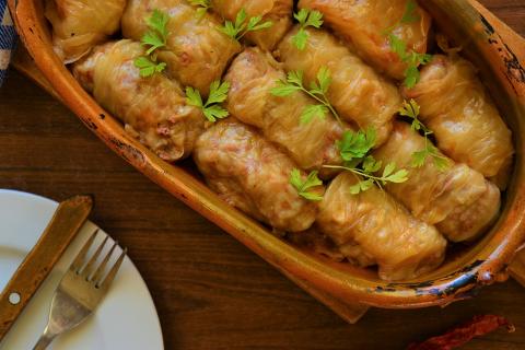 Соседка шепнула один секрет — теперь ленивые голубцы без обжарки получаются сочнее мясных