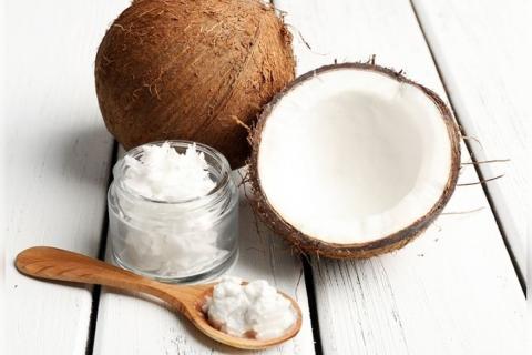 Все говорили, что кокосовое масло делает зубы белее — стоматологи раскрыли правду
