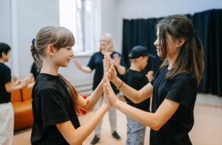 Дети перенимают привычки сверстников быстрее, чем взрослых — Мел