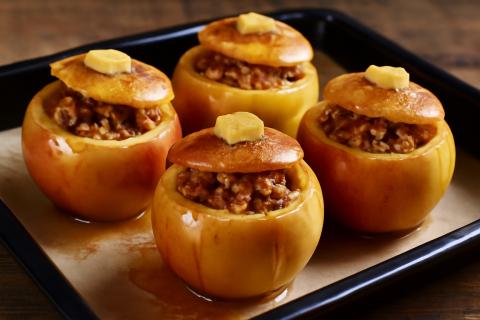 Десерт, который согреет осенью: запечённые яблоки с мёдом и орехами — польза и вкус в каждом укусе Десерт, который согреет осенью: запечённые яблоки с мёдом и орехами — польза и вкус в каждом укусе