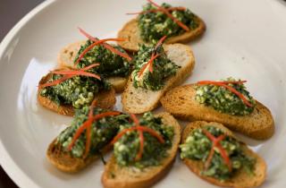 Не ожидал, что простые яблоки на хлебе могут так удивить — весь секрет в заправке