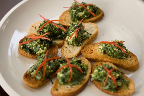 Не ожидал, что простые яблоки на хлебе могут так удивить — весь секрет в заправке