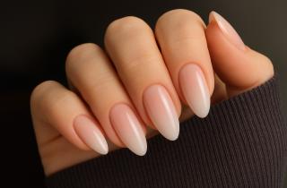 Один цвет лака делает руки моложе, другой — уставшими: как выбрать свой