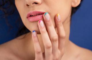 Раньше думала, что французский маникюр — скучно, пока не увидела этот вариант