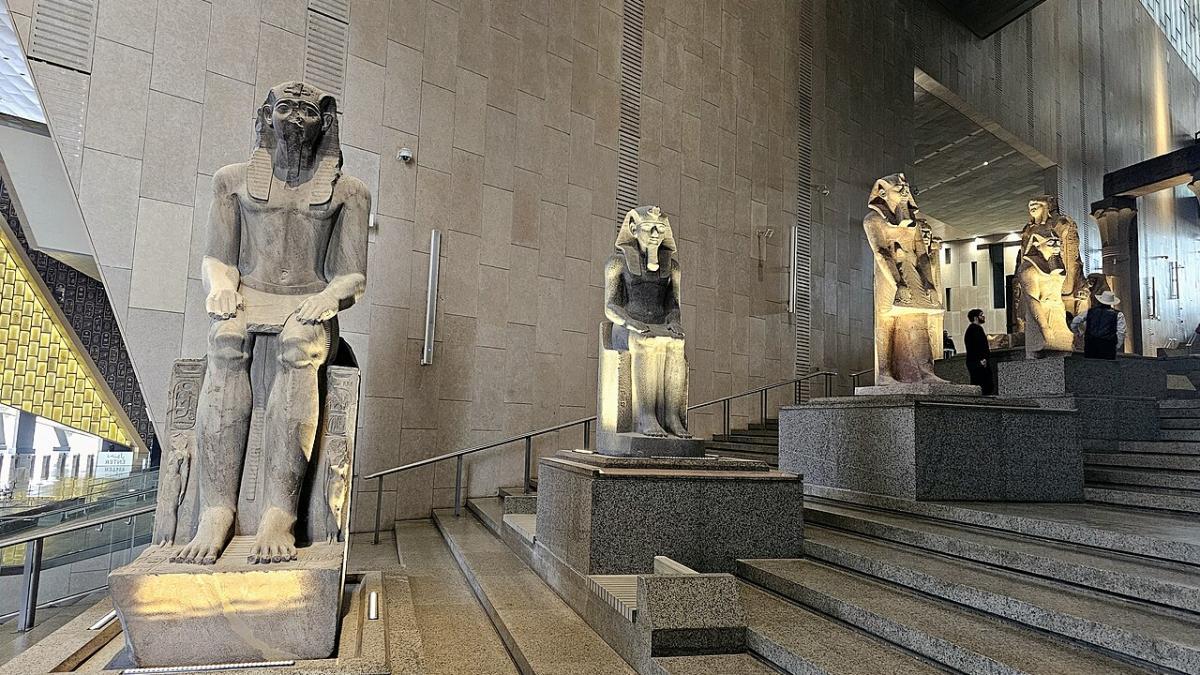 Парадная лестница в Гранд Музее в Гизе