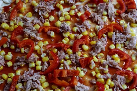 Рыбная пицца с сюрпризом: кисло-сладкий соус меняет всё