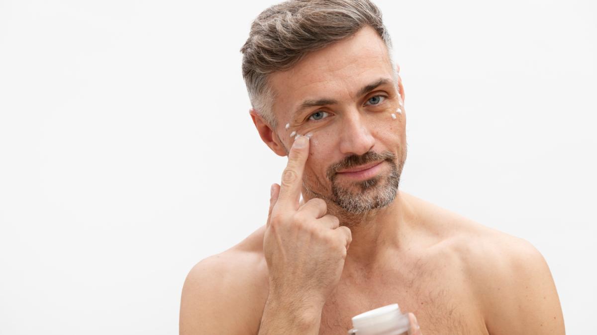 Мужчина ухаживает за кожей