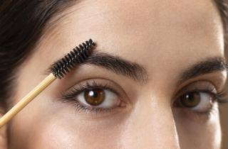 Густые брови формируют зимний тренд на естественную укладку