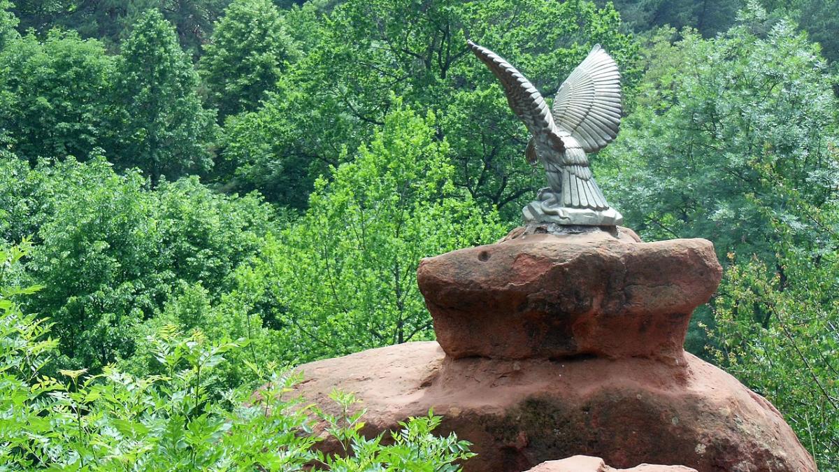 Группа скал Красные камни: Курортный парк, Кисловодск, Ставропольский край Группа скал Красные камни: Курортный парк, Кисловодск, Ставропольский край