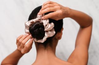 Низкий пучок с объёмной резинкой становится главным зимним трендом