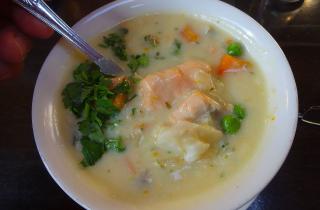 Медленное введение сливок предотвращает свёртывание в супе — технологи