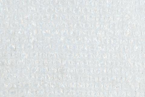 Пленка с пузырьками лучше сохраняет влагу в почве — агрономы