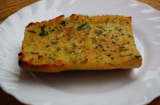 Батон фаршируют начинкой из сельди и яиц — 24СМИ