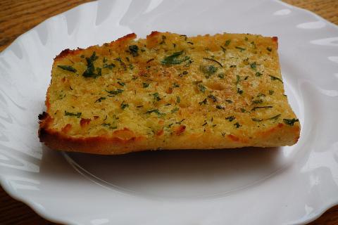 Батон фаршируют начинкой из сельди и яиц — 24СМИ