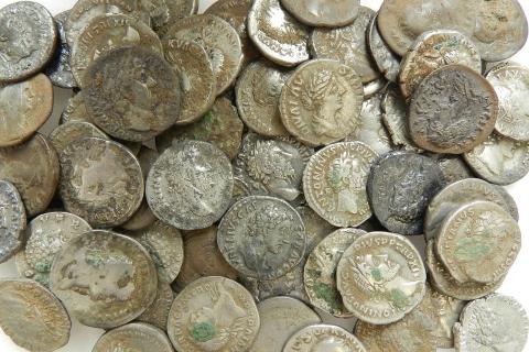 Сдача, которая работает на страну: зачем люди несут монеты в банки