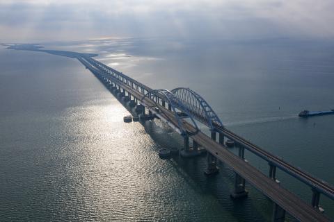 Крымский мост превратился в ловушку: почти тысяча машин не могут проехать, а ситуация усугубляется