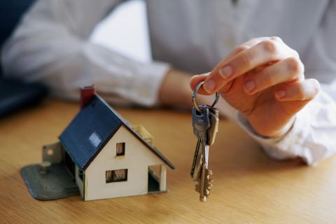 Взяли под 20% — теперь бегут: что происходит с ипотекой в России