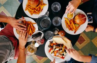 Исследователи: вредные продукты нарушают чувство насыщения