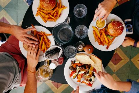 Исследователи: вредные продукты нарушают чувство насыщения