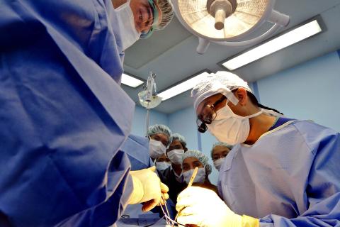 Доход хирургов в частных клиниках в разы выше госбольниц – HeadHunter