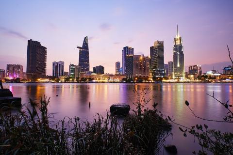 Шаги становятся мягче, мысли тише: как мегаполис лечит тревогу, если идти без наушников