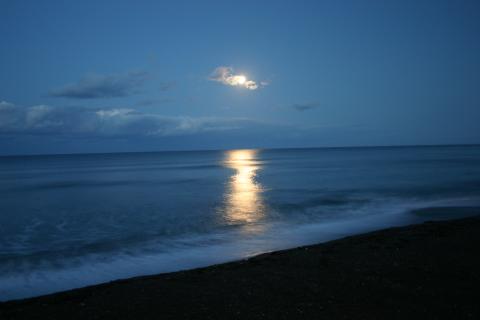 The Full Moon on Sea of Okhotsk (オホーツク海での十五夜月) - panoramio