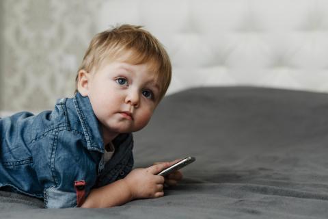 Учёные: голубое свечение экранов снижает выработку мелатонина у детей