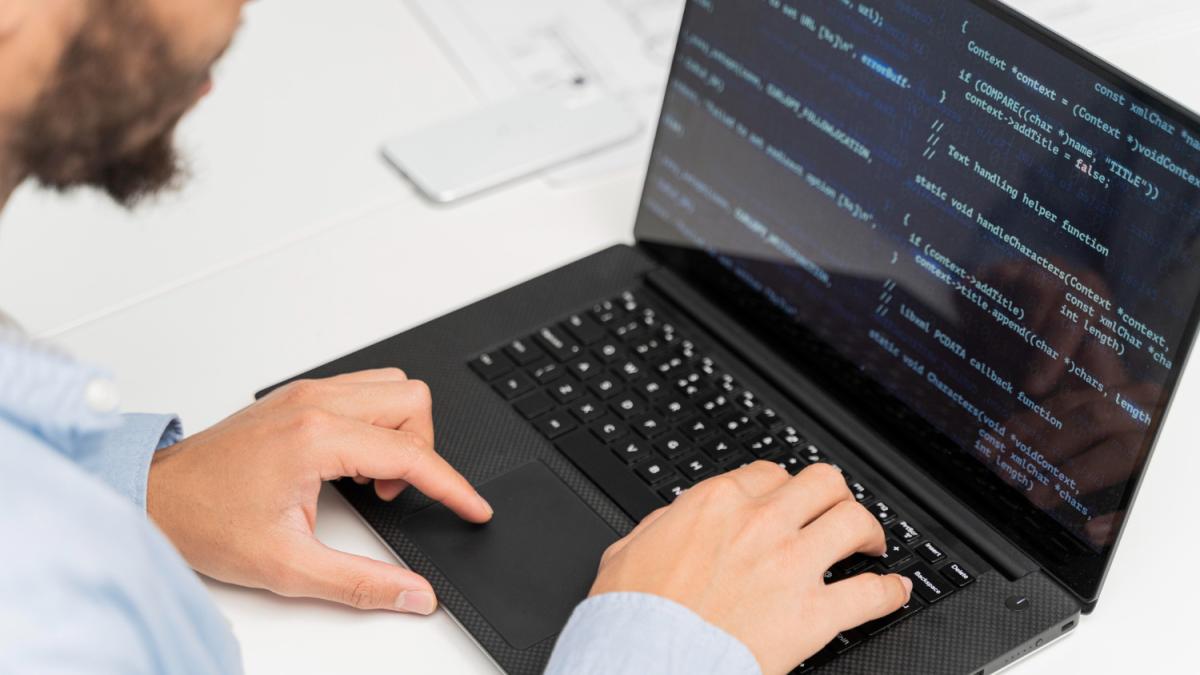 Программист с ноутбуком