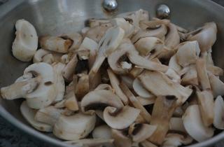 Фаршированные шампиньоны усиливают вкус закуски — кулинары