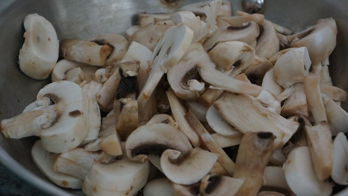 Нарезанные грибы